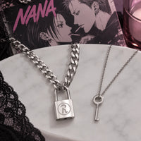 Set de collares junto al manga de Nana