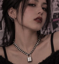 Collar candado y llave puesto