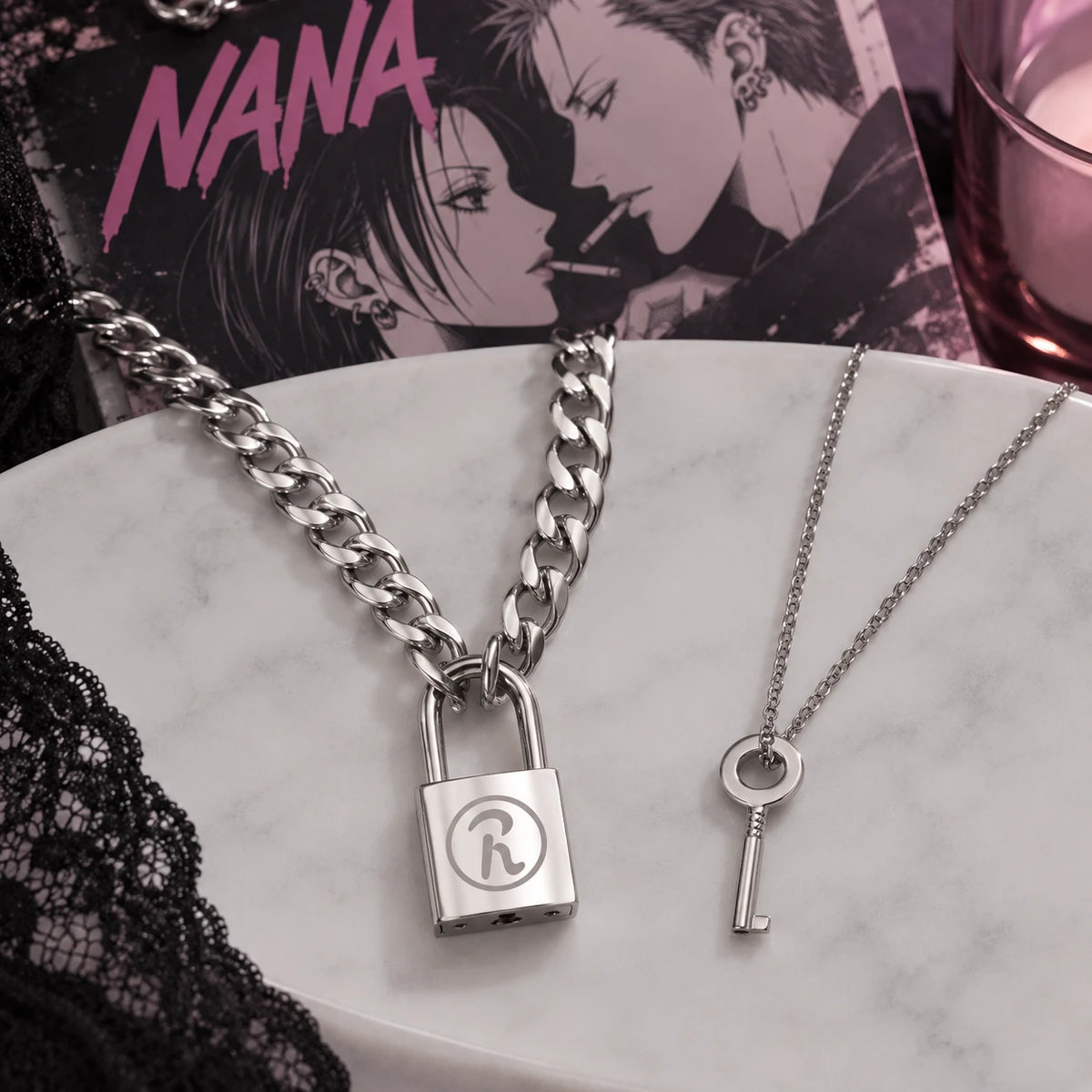 Set de collares candado y llave junto al manga Nana